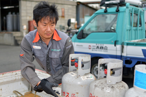 ガスボンベの荷造り