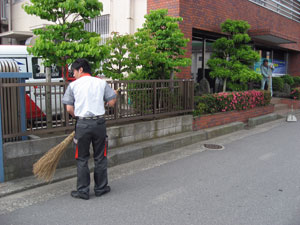 朝の清掃作業