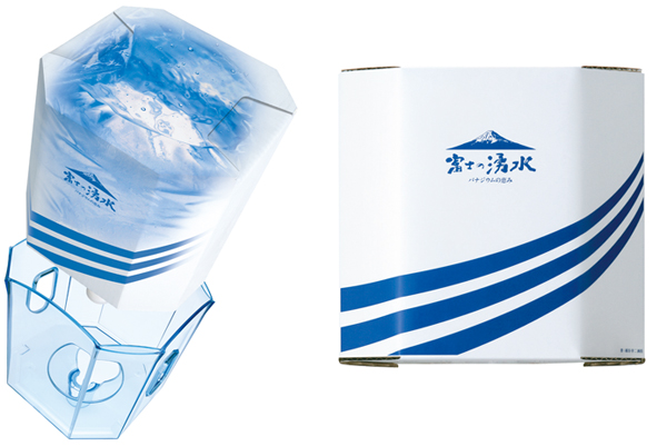 「富士の湧水」が入ったD-パックとウォーターサーバーに設置する装着ケースに持ち手をつけ、持ちやすい形状にしてます。
